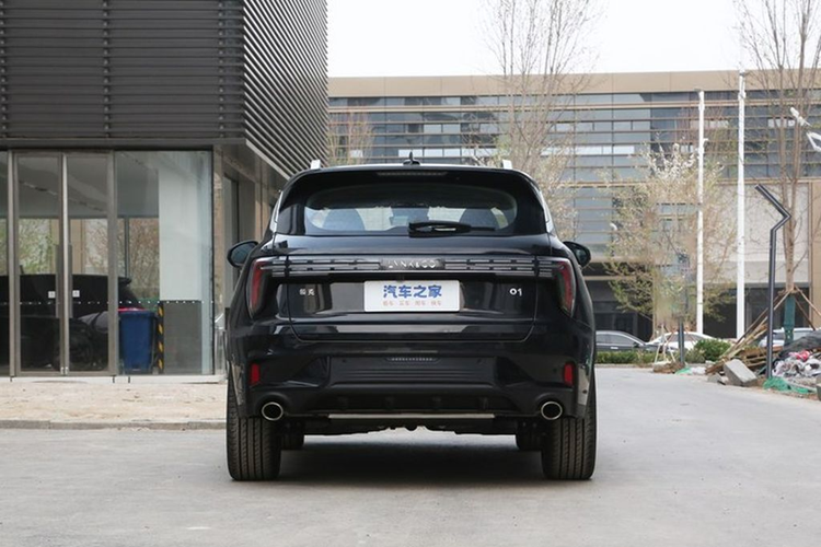 Chưa hết, Lynk &amp; Co 01 2024 còn được bổ sung thêm đèn LED viền nội thất, sạc không dây, ghế lái chỉnh điện 12 hướng có nhớ vị trí, ghế phụ chỉnh điện 8 hướng, 10 loa Harman Kardon Infinity, tính năng sưởi ấm cho 2 ghế trước nhưng làm mát chỉ có riêng cho ghế lái.