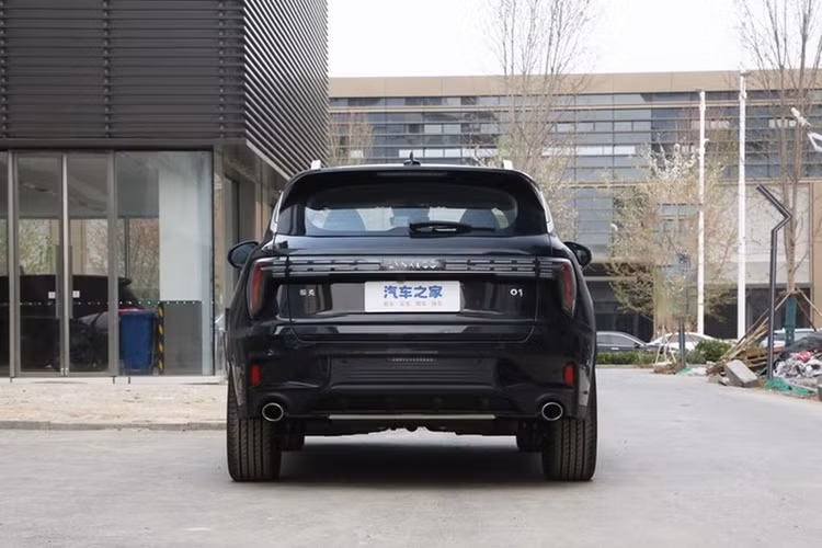 Chưa hết, Lynk &amp; Co 01 2024 còn được bổ sung thêm đèn LED viền nội thất, sạc không dây, ghế lái chỉnh điện 12 hướng có nhớ vị trí, ghế phụ chỉnh điện 8 hướng, 10 loa Harman Kardon Infinity, tính năng sưởi ấm cho 2 ghế trước nhưng làm mát chỉ có riêng cho ghế lái.