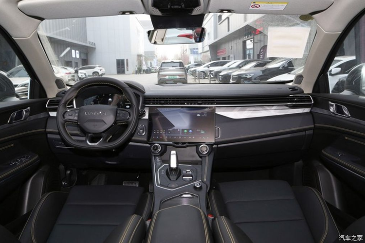 Lynk &amp; Co 01 2024 tiếp tục duy trì thiết kế của mẫu trước đó và nằm trên nền tảng CMA (Kiến trúc mô-đun nhỏ gọn) của Geely. Được định vị là một chiếc SUV cỡ nhỏ, Lynk &amp; Co 01 có số đo chiều dài x rộng x cao lần lượt là 4.549 x 1.860x 1.689 mm, chiều dài cơ sở đạt 2.734mm và khoảng sáng gầm 213 mm.