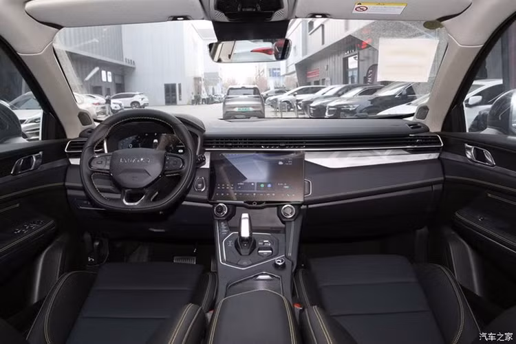 Lynk &amp; Co 01 2024 tiếp tục duy trì thiết kế của mẫu trước đó và nằm trên nền tảng CMA (Kiến trúc mô-đun nhỏ gọn) của Geely. Được định vị là một chiếc SUV cỡ nhỏ, Lynk &amp; Co 01 có số đo chiều dài x rộng x cao lần lượt là 4.549 x 1.860x 1.689 mm, chiều dài cơ sở đạt 2.734mm và khoảng sáng gầm 213 mm.