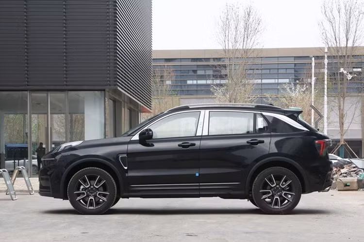 Theo chia sẻ có tư vấn bán hàng, những khách hàng đặt cọc mua Lynk &amp; Co 01 2024 sẽ được ưu đãi mức giá 999 triệu đồng ngang bản cũ. Tuy nhiên, số lượng rất giới hạn và giờ không còn nhiều suất.