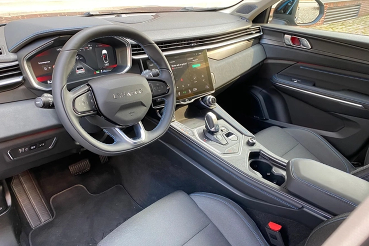 Trên phiên bản mới, Lynk &amp; Co 01 được bổ sung nhiều trang bị hấp dẫn, nhằm tăng sức cạnh tranh với các đối thủ.