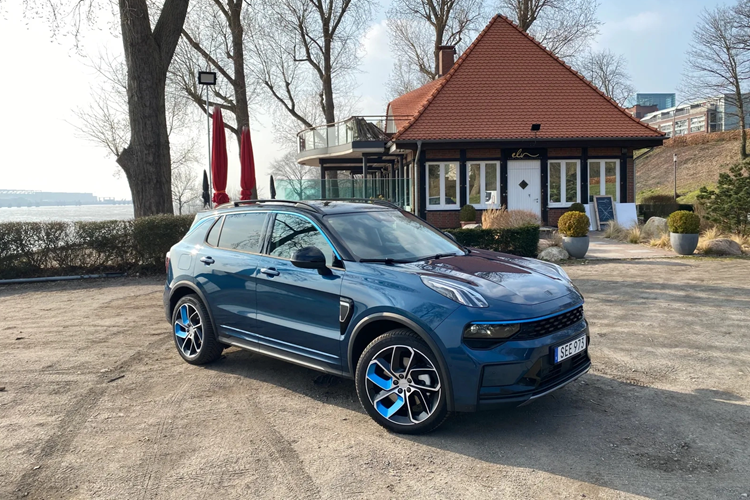 Còn lại, xe vẫn được trang bị hơn 20 tính năng an toàn khác như trên phiên bản cũ, gồm: ổn định thân xe điện tử ESP 9.3 của Bosch, hỗ trợ lái xe trên đường cao tốc, ga tự động thông minh, phanh tự động, hỗ trợ giữ làn đường, hỗ trợ giữ làn đường khẩn cấp, cảnh báo chệch làn đường, hỗ trợ lái khu ùn tắc...