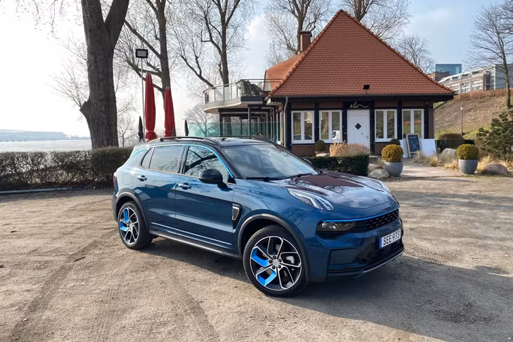 Còn lại, xe vẫn được trang bị hơn 20 tính năng an toàn khác như trên phiên bản cũ, gồm: ổn định thân xe điện tử ESP 9.3 của Bosch, hỗ trợ lái xe trên đường cao tốc, ga tự động thông minh, phanh tự động, hỗ trợ giữ làn đường, hỗ trợ giữ làn đường khẩn cấp, cảnh báo chệch làn đường, hỗ trợ lái khu ùn tắc...