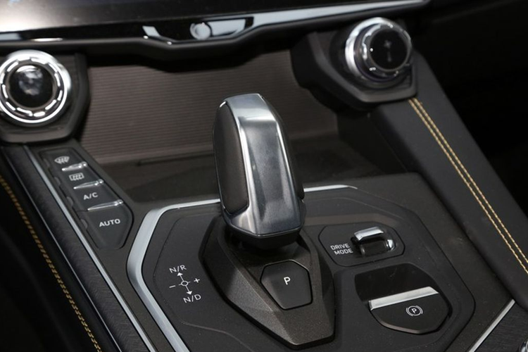 Đầu tiên là ở ngoại thất, xe được bổ sung thêm cảm biến phía trước, kính cách âm cho hàng ghế trước, gương chiếu hậu tích hợp sưởi cùng các chức năng nhớ vị trí và tự động gập xuống khi lùi, đèn pha dạng thích ứng.