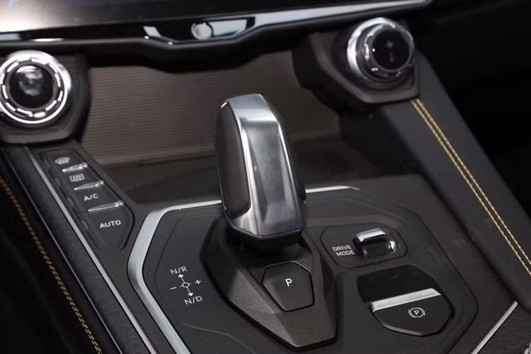 Đầu tiên là ở ngoại thất, xe được bổ sung thêm cảm biến phía trước, kính cách âm cho hàng ghế trước, gương chiếu hậu tích hợp sưởi cùng các chức năng nhớ vị trí và tự động gập xuống khi lùi, đèn pha dạng thích ứng.