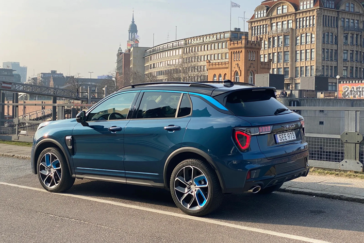 Về truyền động, Lynk &amp; Co 01 2024 sử dụng máy xăng 2.0L tăng áp, sản sinh công suất 218 mã lực và mô-men xoắn 325 Nm, kết hợp số 8 cấp và dẫn động cầu trước. Xe có 3 chế độ lái để lựa chọn gồm Tiết kiệm, Êm ái và Thể thao.