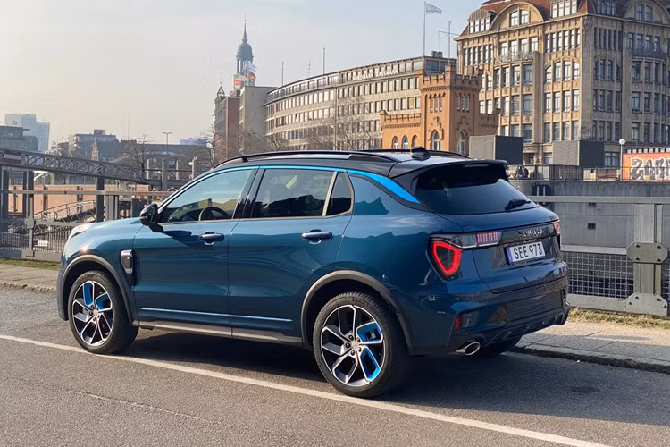 Về truyền động, Lynk &amp; Co 01 2024 sử dụng máy xăng 2.0L tăng áp, sản sinh công suất 218 mã lực và mô-men xoắn 325 Nm, kết hợp số 8 cấp và dẫn động cầu trước. Xe có 3 chế độ lái để lựa chọn gồm Tiết kiệm, Êm ái và Thể thao.