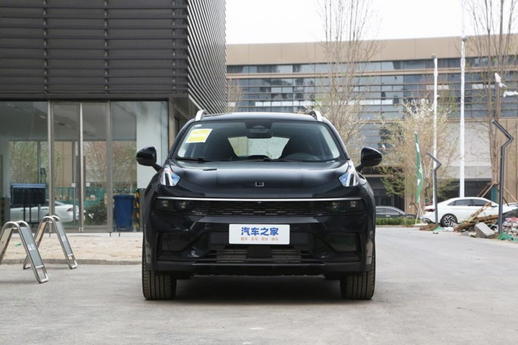 Dự kiến, giá xe Lynk &amp; Co 01 2024 sẽ có giá bán 1,1 tỷ đồng và khách hàng có thể nhận xe vào tháng 7 tới đây. Phiên bản hiện hành của Lynk &amp; Co 01 đang bán trong nước chỉ có duy nhất 1 phiên bản là Hyper với giá bán 999 triệu đồng.