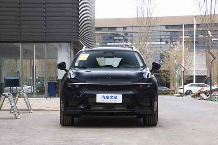 Dự kiến, giá xe Lynk &amp; Co 01 2024 sẽ có giá bán 1,1 tỷ đồng và khách hàng có thể nhận xe vào tháng 7 tới đây. Phiên bản hiện hành của Lynk &amp; Co 01 đang bán trong nước chỉ có duy nhất 1 phiên bản là Hyper với giá bán 999 triệu đồng.