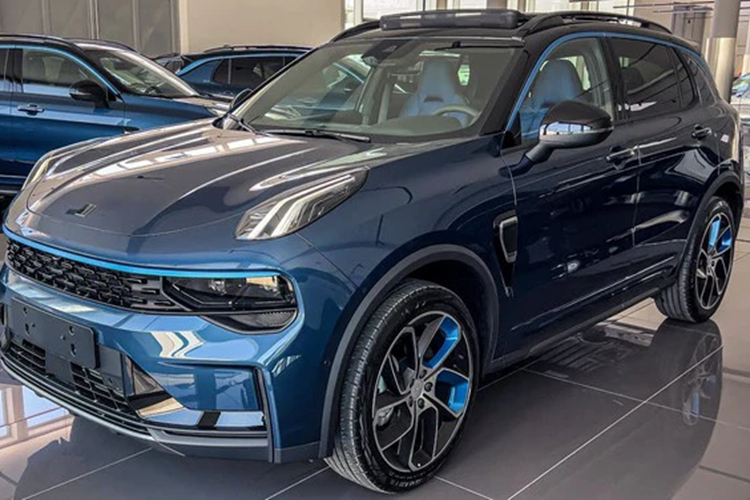 Cuối cùng là trang bị an toàn, phiên bản nâng cấp của Lynk &amp; Co 01 có thêm thêm các tính năng cảnh báo điểm mù, cảnh báo an toàn khi chuyển làn, cảnh báo phương tiện cắt ngang phía sau và hỗ trợ đỗ xe tự động.