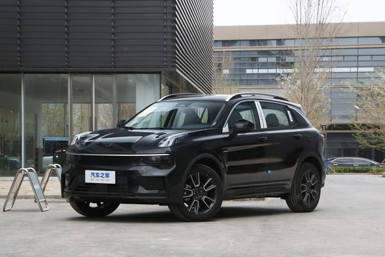 Theo tìm hiểu, Lynk &amp; Co 01 2024 mới hiện đang được một số đại lý tại Việt Nam nhận đặt cọc trước. Phiên bản nâng cấp của mẫu Lynk &amp; Co sẽ được phân phối 2 phiên bản với tên gọi mới là Louder Pro và Hyper Pro. Hai phiên bản này chỉ khác nhau về phối màu trong khi trang bị giống nhau.