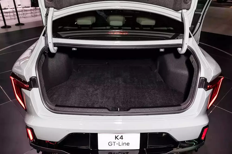 Những tính năng ADAS của mẫu sedan hạng C này bao gồm hệ thống hỗ trợ giới hạn tốc độ thông minh, hỗ trợ giữ làn đường, kiểm soát hành trình thích ứng với Stop &amp; Go và hỗ trợ tránh va chạm phía trước.