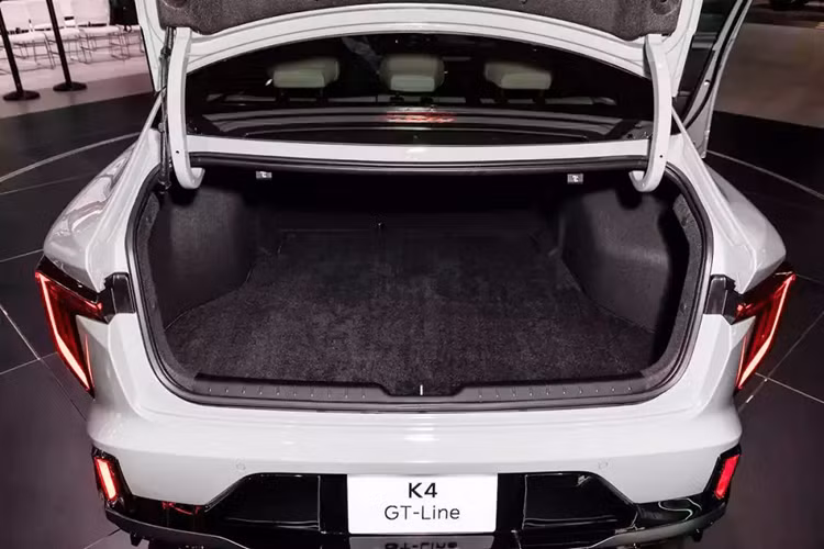 Những tính năng ADAS của mẫu sedan hạng C này bao gồm hệ thống hỗ trợ giới hạn tốc độ thông minh, hỗ trợ giữ làn đường, kiểm soát hành trình thích ứng với Stop &amp; Go và hỗ trợ tránh va chạm phía trước.