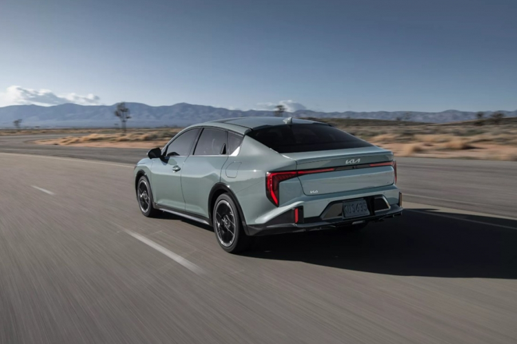 Riêng bản GT-Line Turbo sẽ dùng động cơ xăng 4 xi-lanh, tăng áp, dung tích 1.6L, cho công suất tối đa 190 mã lực và mô-men xoắn cực đại 264 Nm. Động cơ này đi với hộp số tự động 8 cấp với lẫy chuyển số sau vô lăng. Ngoài ra, 2 bản GT-Line và GT-Line Turbo còn có hệ thống treo đa liên kết phía sau, mang đến trải nghiệm lái thể thao hơn.