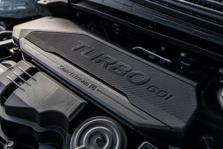 Hai bản GT-Line sẽ sở hữu vô lăng 3 chấu và tính năng sưởi ghế trước. Trong khi đó, tính năng làm mát ghế và ghế lái nhớ vị trí là trang bị tùy chọn.Khi mua mẫu sedan hạng C này, khách hàng Mỹ có thể chọn các màu nội thất như xanh lục Slate Green mới, xám, trắng.