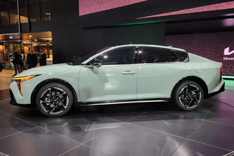 Ở thị trường Mỹ, mẫu sedan hạng C này có tổng cộng 5 phiên bản, bao gồm LX, LXS, EX, GT-Line và GT-Line Turbo. Trong đó, 2 bản GT-Line và GT-Line Turbo đương nhiên có thiết kế thể thao hơn cả. Chiếc xe được trưng bày trong triển lãm Ô tô New York 2024 cũng thuộc bản GT-Line này.