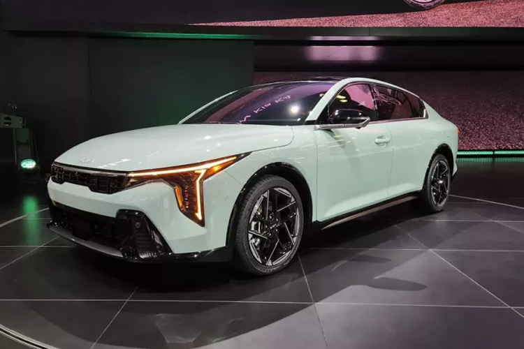 Như một phần trong cam kết mang đến sự an tâm phía sau tay lái cho người dùng, hãng Kia đã trang bị hàng loạt tính năng an toàn trên K4 mới. Theo đó, xe sở hữu 8 túi khí tiêu chuẩn và gói tính năng trợ lái nâng cao ADAS đầy đủ hơn.