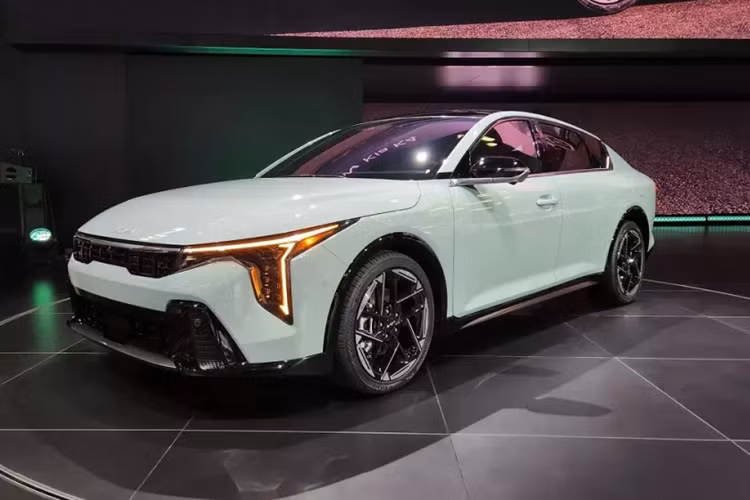 Như một phần trong cam kết mang đến sự an tâm phía sau tay lái cho người dùng, hãng Kia đã trang bị hàng loạt tính năng an toàn trên K4 mới. Theo đó, xe sở hữu 8 túi khí tiêu chuẩn và gói tính năng trợ lái nâng cao ADAS đầy đủ hơn.