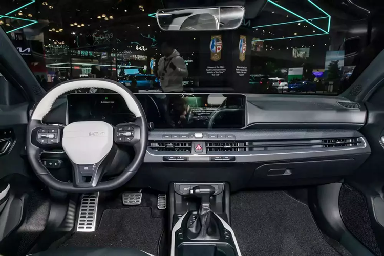 Ngoài ra, Kia K4 2025 còn được trang bị lưới tản nhiệt "mũi hổ" cải tiến với thiết kế hẹp, tích hợp nẹp mạ crôm trên đỉnh. Khu vực sườn xe của mẫu sedan hạng C này sở hữu những đường dập gân sắc sảo ở chắn bùn trước/sau. Thiết kế được hãng Kia gọi là Twist Logic này khiến ánh sáng bị biến đổi trên thân xe.