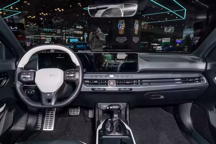 Ngoài ra, Kia K4 2025 còn được trang bị lưới tản nhiệt "mũi hổ" cải tiến với thiết kế hẹp, tích hợp nẹp mạ crôm trên đỉnh. Khu vực sườn xe của mẫu sedan hạng C này sở hữu những đường dập gân sắc sảo ở chắn bùn trước/sau. Thiết kế được hãng Kia gọi là Twist Logic này khiến ánh sáng bị biến đổi trên thân xe.