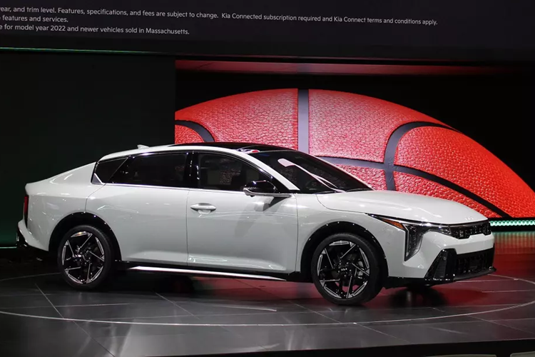 Trong khi đó, hệ thống hỗ trợ tránh va chạm phía trước thế hệ thứ hai FCA-2, bổ sung tính năng phát hiện xe cắt mặt tại giao lộ, là trang bị tùy chọn. Hiện giá xe Kia K4 2025 tại thị trường Mỹ chưa được công bố.