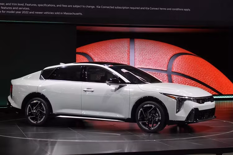 Trong khi đó, hệ thống hỗ trợ tránh va chạm phía trước thế hệ thứ hai FCA-2, bổ sung tính năng phát hiện xe cắt mặt tại giao lộ, là trang bị tùy chọn. Hiện giá xe Kia K4 2025 tại thị trường Mỹ chưa được công bố.