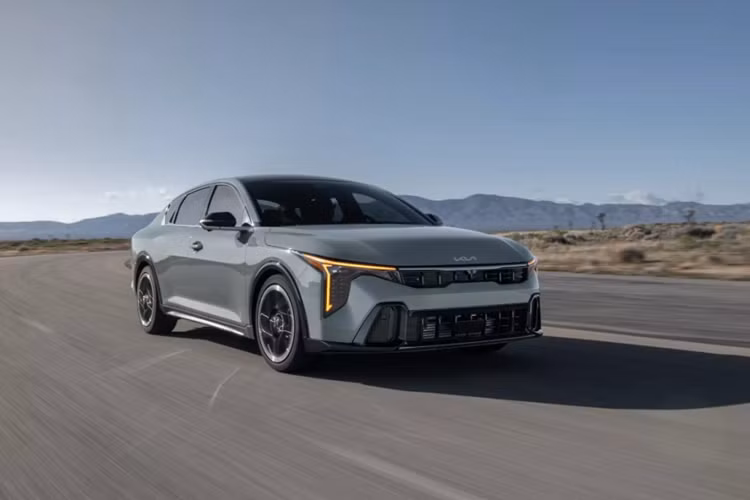 Tiếp theo đó là tính năng điều khiển bằng giọng nói với câu lệnh "Hey Kia", cho phép truy cập những tính năng như điều hòa và âm thanh. Bao quanh cửa gió điều hòa trung tâm là 2 dãy nút bấm cơ học để người dùng không phải lệ thuộc vào màn hình cảm ứng. Trên cụm điều khiển trung tâm xuất hiện cần số hình chữ "T" truyền thống.