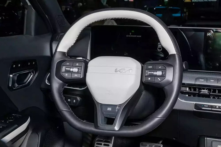 Cản trước, cản sau, ốp gương chiếu hậu, bậc cửa và hốc bánh của bản GT-Line đều được sơn màu đen bóng. Ngoài ra, bản GT-Line còn được trang bị bộ vành hợp kim 18 inch. Trong khi đó, bản GT-Line Turbo sở hữu đèn pha LED với những bóng nhỏ hình vuông như viên đá, đèn sương mù LED và vành 18 inch.