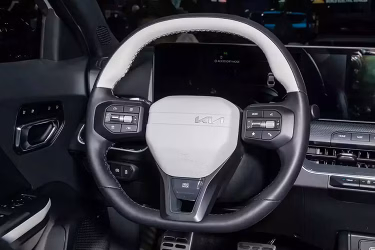 Cản trước, cản sau, ốp gương chiếu hậu, bậc cửa và hốc bánh của bản GT-Line đều được sơn màu đen bóng. Ngoài ra, bản GT-Line còn được trang bị bộ vành hợp kim 18 inch. Trong khi đó, bản GT-Line Turbo sở hữu đèn pha LED với những bóng nhỏ hình vuông như viên đá, đèn sương mù LED và vành 18 inch.