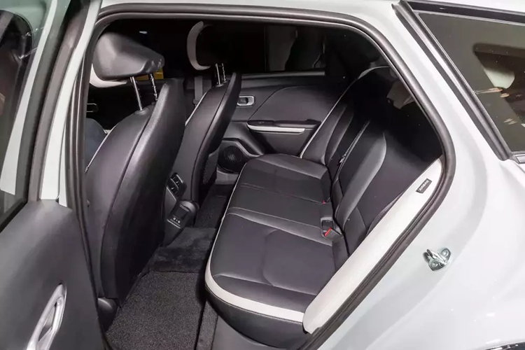 Tương tự các mẫu xe Kia mới ra mắt trong thời gian gần đây, K4 cũng sở hữu cụm đèn pha LED nằm dọc ấn tượng. Bên cạnh đó là dải đèn LED định vị ban ngày và đèn hậu LED đều lấy cảm hứng thiết kế từ bản đồ sao. Theo hãng Kia, đèn pha và đèn hậu của mẫu xe này "học hỏi" phong cách của mẫu SUV đầu bảng EV9.