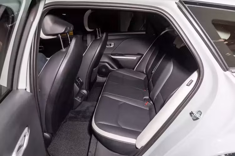 Tương tự các mẫu xe Kia mới ra mắt trong thời gian gần đây, K4 cũng sở hữu cụm đèn pha LED nằm dọc ấn tượng. Bên cạnh đó là dải đèn LED định vị ban ngày và đèn hậu LED đều lấy cảm hứng thiết kế từ bản đồ sao. Theo hãng Kia, đèn pha và đèn hậu của mẫu xe này "học hỏi" phong cách của mẫu SUV đầu bảng EV9.