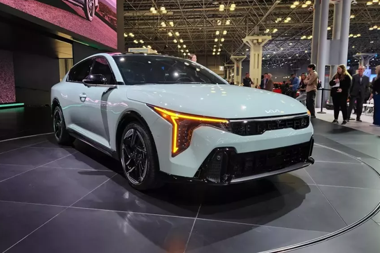 Tại triển lãm Ô tô New York 2024 hiện đang diễn ra tại Mỹ, hãng Kia đã chính thức vén màn thế hệ mới của dòng xe Forte. Bước sang thế hệ mới, mẫu sedan hạng C này được gọi là Kia K4 2025 mới nhằm tạo sự thống nhất về tên gọi cho các mẫu sedan mang thương hiệu Kia.