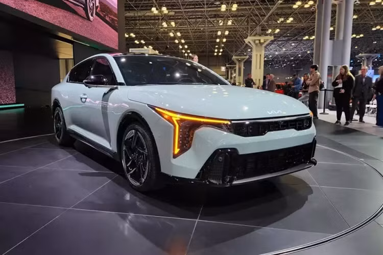 Tại triển lãm Ô tô New York 2024 hiện đang diễn ra tại Mỹ, hãng Kia đã chính thức vén màn thế hệ mới của dòng xe Forte. Bước sang thế hệ mới, mẫu sedan hạng C này được gọi là Kia K4 2025 mới nhằm tạo sự thống nhất về tên gọi cho các mẫu sedan mang thương hiệu Kia.