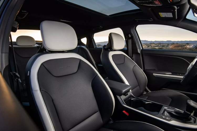 Màn hình cảm ứng trung tâm của xe chạy bằng hệ điều hành Connected Car Navigation Cockpit (ccNC) lần đầu tiên ra mắt trên Kia EV9. Màn hình này hỗ trợ kết nối Apple CarPlay/Android Auto không dây và cập nhật phần mềm qua Wifi.