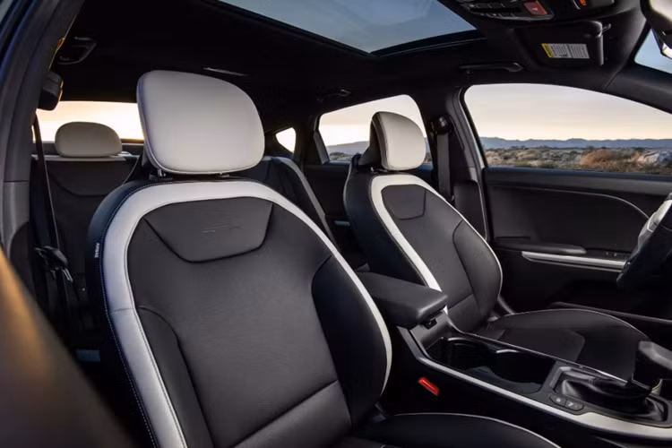 Màn hình cảm ứng trung tâm của xe chạy bằng hệ điều hành Connected Car Navigation Cockpit (ccNC) lần đầu tiên ra mắt trên Kia EV9. Màn hình này hỗ trợ kết nối Apple CarPlay/Android Auto không dây và cập nhật phần mềm qua Wifi.