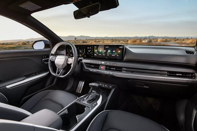 Không chỉ rộng rãi hơn, nội thất của mẫu sedan hạng C này còn lột xác về mặt thiết kế so với Kia Forte cũ. Điểm nhấn bên trong xe là màn hình cong mới đặt nổi trên mặt táp-lô với kích thước gần 30 inch. Trang bị này là sự kết hợp giữa bảng đồng hồ kỹ thuật số và màn hình cảm ứng trung tâm cùng có kích thước 12,3 inch.