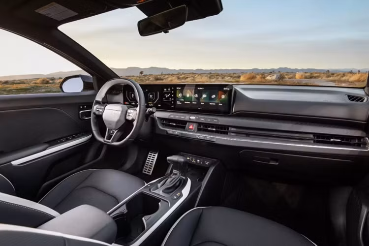 Không chỉ rộng rãi hơn, nội thất của mẫu sedan hạng C này còn lột xác về mặt thiết kế so với Kia Forte cũ. Điểm nhấn bên trong xe là màn hình cong mới đặt nổi trên mặt táp-lô với kích thước gần 30 inch. Trang bị này là sự kết hợp giữa bảng đồng hồ kỹ thuật số và màn hình cảm ứng trung tâm cùng có kích thước 12,3 inch.