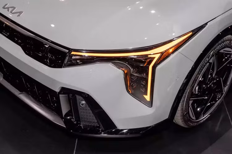 Được áp dụng ngôn ngữ thiết kế Opposites United của thương hiệu Kia, K4 mới kết hợp phong cách fastback với cột C dày dặn, tương tự mẫu xe thể thao Stinger đã bị khai tử. Nhờ đó, xe có ngoại hình rắn rỏi và phức tạp hơn Kia Forte cũ.