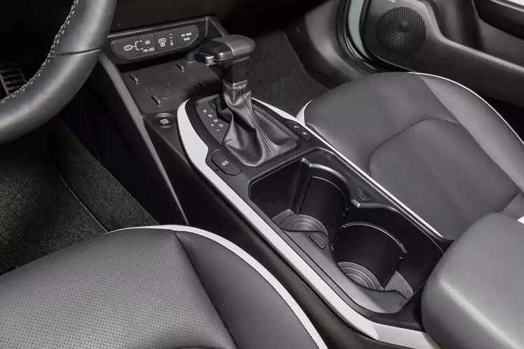 Sự phối hợp giữa chắn bùn "cơ bắp" và cột C dày dặn, tích hợp tay nắm cửa sau, khiến Kia K4 2024 trông như một mẫu xe coupe 2 cửa thể thao. Kia K4 GT-Line 2025 đương nhiên sẽ sở hữu cản trước và cản sau hầm hố hơn các bản còn lại.