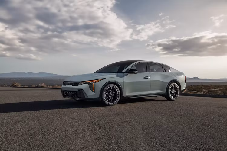 Tại thị trường Mỹ, Kia K4 mới có 2 tùy chọn động cơ. Trong đó, 4 bản LX, LXS, EX và GT-Line đều dùng động cơ xăng 4 xi-lanh, dung tích 2.0L, sản sinh công suất tối đa 147 mã lực và mô-men xoắn cực đại 179 Nm. Động cơ đi kèm với hộp số tự động biến thiên vô cấp IVT và hệ dẫn động cầu trước.