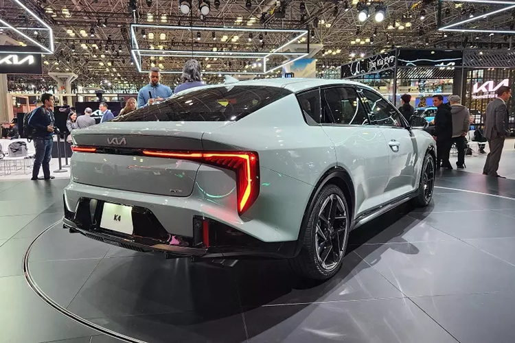 Hai bản GT-Line sẽ có thêm những tính năng an toàn tiêu chuẩn như hệ thống hỗ trợ đánh lái giảm thiểu va chạm, hỗ trợ lái trên cao tốc thế hệ thứ hai, cảnh báo điểm mù, cảnh báo phương tiện cắt ngang khi lùi, hỗ trợ tránh va chạm trong điểm mù, camera 360 độ và cảnh báo khoảng cách đỗ xe.