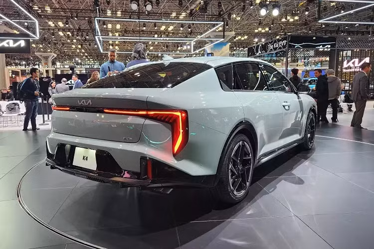 Hai bản GT-Line sẽ có thêm những tính năng an toàn tiêu chuẩn như hệ thống hỗ trợ đánh lái giảm thiểu va chạm, hỗ trợ lái trên cao tốc thế hệ thứ hai, cảnh báo điểm mù, cảnh báo phương tiện cắt ngang khi lùi, hỗ trợ tránh va chạm trong điểm mù, camera 360 độ và cảnh báo khoảng cách đỗ xe.