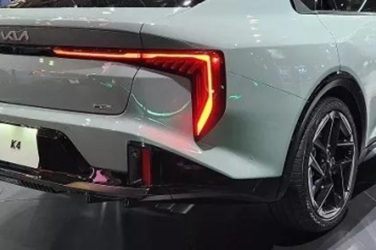 Chưa hết, Kia K4 2025 còn có công nghệ khóa kỹ thuật số thế hệ thứ hai Digital Key 2.0 với dải tần số rộng, cho phép người lái dùng điện thoại thông minh để mở cửa, khóa cửa và khởi động máy. Người lái cũng có thể chia sẻ khóa kỹ thuật số với bạn bè hoặc người thân thông qua tin nhắn văn bản.
