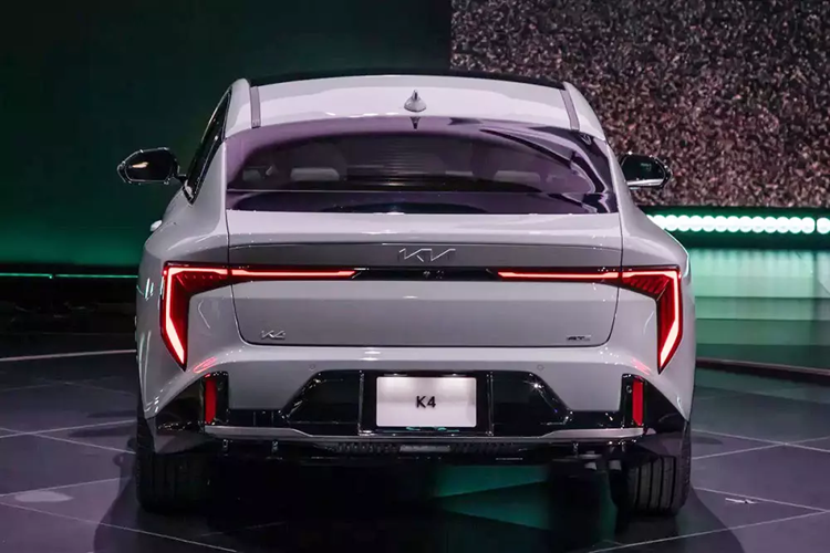 Xe sẽ chính thức được bán ra tại thị trường này vào nửa cuối năm nay. Chưa rõ sau Bắc Mỹ, Kia K4 mới có được phân phối ở những thị trường khác trên thế giới như Việt Nam để thay thế K3 hay không.