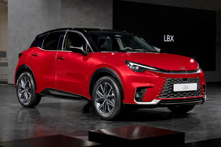 Hệ thống phát hiện điểm mù, hỗ trợ đỗ xe, hệ thống cảnh báo tiền va chạm, cảnh báo lệch làn đường, hỗ trợ bám làn đường, cảnh báo phương tiện cắt ngang khi lùi, hỗ trợ chuyển làn đường và hệ thống kiểm soát hành trình thích ứng.