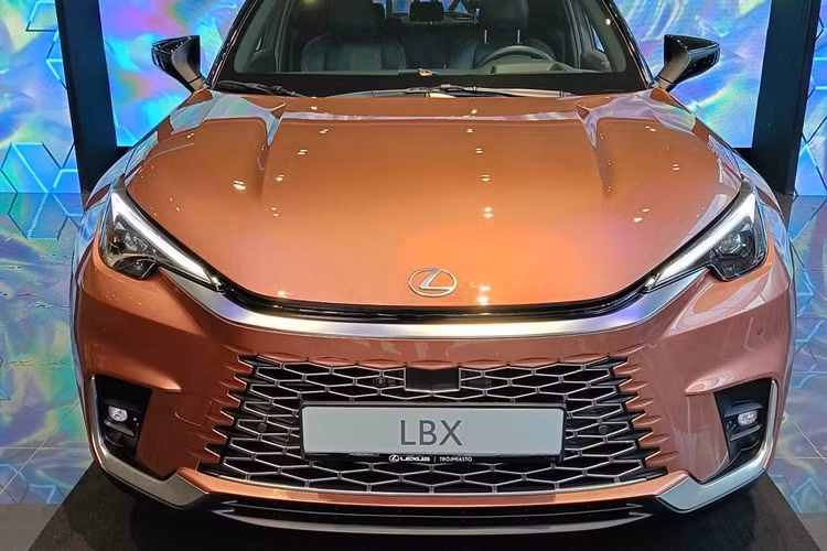 Bảng đồng hồ kỹ thuật số 12,3 inch, màn hình hiển thị thông tin kính lái HUD, vô lăng tích hợp nút cảm ứng và lẫy chuyển số thể thao. Cũng như Lexus NX và TX mới, LBX được trang bị hệ thống mở cửa điện tử e-Latch tiêu chuẩn. Hệ thống này đi kèm nút bấm được đặt trên tapi cửa và thay thế tay nắm cửa quen thuộc bên trong xe.