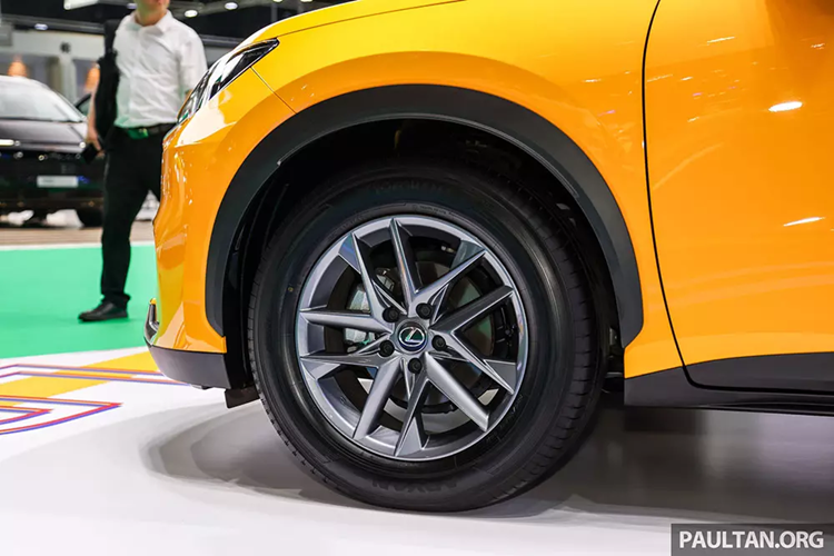 LBX là mẫu SUV có kích thước nhỏ nhất của thương hiệu Lexus tính đến thời điểm hiện tại. Xe có kích thước dài x rộng x cao lần lượt là 4.190 x 1.825 x 1.545 mm và chiều dài cơ sở 2.580 mm. Như vậy, mẫu xe này có kích thước nằm giữa 2 phân khúc SUV cỡ A và cỡ B.