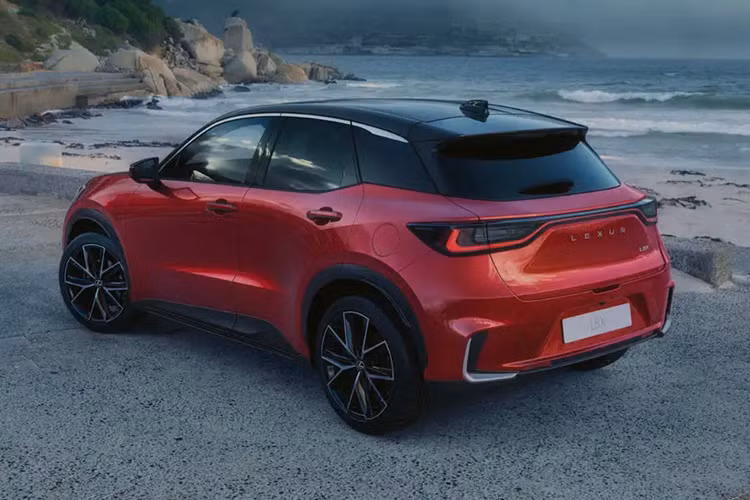 Tổng cộng, Lexus LBX 2024 có công suất 131 mã lực, sức mạnh được truyền tới cầu trước thông qua hộp số tự động E-CVT, cho phép xe đạt vận tốc tối đa 170 km/h. Khi mua mẫu xe này, khách hàng Thái Lan có thể chọn các màu sơn như trắng, bạc, xám, xám đậm, đen, đỏ, nâu đồng, vàng và xanh dương.