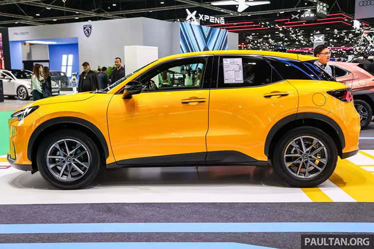 Lexus LBX 2024 vốn được phát triển dựa trên cơ sở gầm bệ TNGA-B của Toyota, tương tự Yaris Cross đang bán tại một số thị trường như châu Âu, Nhật Bản và Singapore. Vì vậy, mẫu xe này còn được coi là phiên bản hạng sang của Toyota Yaris Cross.